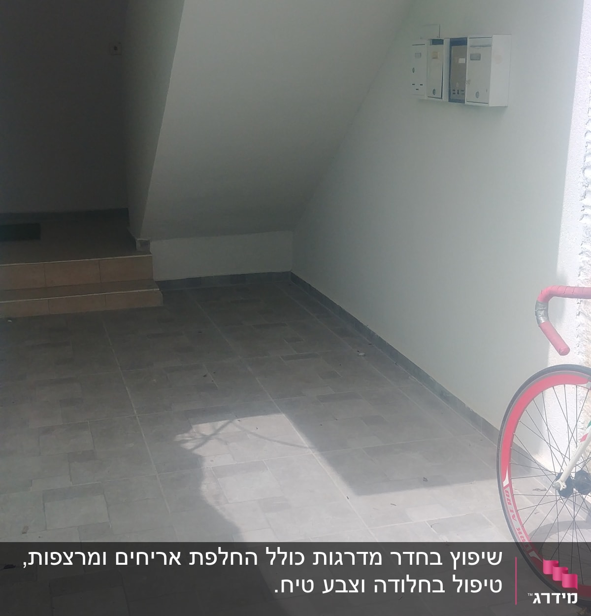 רצפת אריחים חדשה עם קירות צבועים